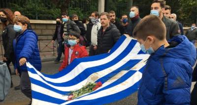 &Pi;&omicron;&lambda;&upsilon;&tau;&epsilon;&chi;&nu;&epsilon;ί&omicron;: &Sigma;&tau;&alpha; &chi;έ&rho;&iota;&alpha; &mu;&iota;&kappa;&rho;ώ&nu; &pi;&alpha;&iota;&delta;&iota;ώ&nu; &eta; &alpha;&iota;&mu;&alpha;&tau;&omicron;&beta;&alpha;&mu;&mu;έ&nu;&eta; &sigma;&eta;&mu;&alpha;ί&alpha;