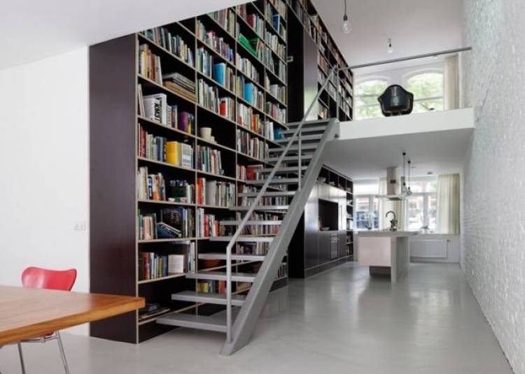 Ο Πυρήνας Του Σπιτιού, Μια Βιβλιοθήκη