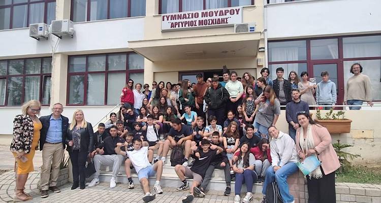 &Sigma;&Upsilon;&Nu;&Epsilon;&Nu;&Tau;&Epsilon;&Upsilon;&Xi;&Eta;: &Omicron; &Pi;. &Delta;&eta;&mu;&eta;&tau;&rho;ό&pi;&omicron;&upsilon;&lambda;&omicron;&sigmaf; &pi;&alpha;&rho;&omicron;&upsilon;&sigma;ί&alpha;&sigma;&epsilon; &tau;&omicron;&nu; &laquo;&Phi;ά&rho;&omicron;&raquo; &tau;&omicron;&upsilon; &sigma;&tau;&omicron; &Gamma;&upsilon;&mu;&nu;ά&sigma;&iota;&omicron; &Mu;&omicron;ύ&delta;&rho;&omicron;&upsilon; &kappa;&alpha;&iota; &mu;ί&lambda;&eta;&sigma;&epsilon; &sigma;&tau;&omicron;&nu; Fm 100 &gamma;&iota; &alpha;&upsilon;&tau;ό&nu;