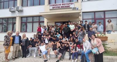 &Sigma;&Upsilon;&Nu;&Epsilon;&Nu;&Tau;&Epsilon;&Upsilon;&Xi;&Eta;: &Omicron; &Pi;. &Delta;&eta;&mu;&eta;&tau;&rho;ό&pi;&omicron;&upsilon;&lambda;&omicron;&sigmaf; &pi;&alpha;&rho;&omicron;&upsilon;&sigma;ί&alpha;&sigma;&epsilon; &tau;&omicron;&nu; &laquo;&Phi;ά&rho;&omicron;&raquo; &tau;&omicron;&upsilon; &sigma;&tau;&omicron; &Gamma;&upsilon;&mu;&nu;ά&sigma;&iota;&omicron; &Mu;&omicron;ύ&delta;&rho;&omicron;&upsilon; &kappa;&alpha;&iota; &mu;ί&lambda;&eta;&sigma;&epsilon; &sigma;&tau;&omicron;&nu; Fm 100 &gamma;&iota; &alpha;&upsilon;&tau;ό&nu;