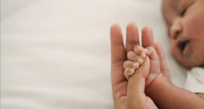 Συγκλονίζει ο αρχιφύλακας που βρήκε το βρέφος στο μπαλκόνι: Ήταν κατακόκκινο από το κλάμα -Χωρίς ρεύμα το σπίτι