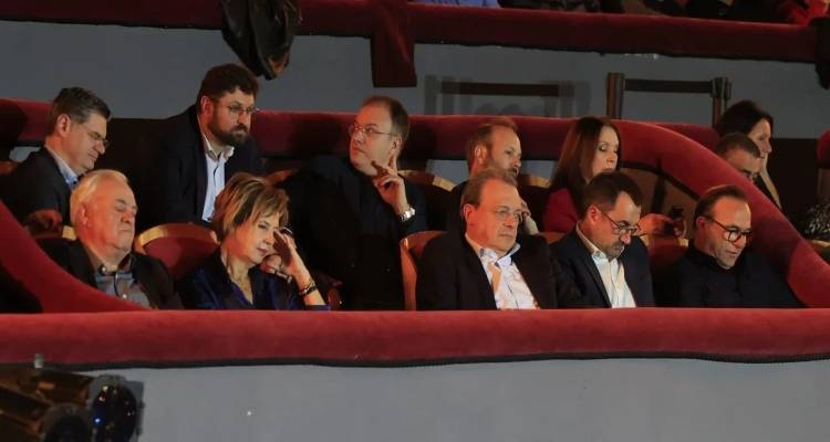 &Tau;&iota; &alpha;&pi;έ&gamma;&iota;&nu;&epsilon; &omicron; &laquo;&epsilon;&xi;ώ&sigma;&tau;&eta;&sigmaf;&raquo; &tau;&omicron;&upsilon; &Sigma;&Upsilon;&Rho;&Iota;&Zeta;&Alpha;: &Pi;&omicron;&iota;&omicron;&iota; &pi;ή&gamma;&alpha;&nu; &sigma;&tau;&omicron;&nu; &Tau;&sigma;ί&pi;&rho;&alpha;, &pi;&omicron;&iota;&omicron;&iota; &sigma;&kappa;ό&rho;&pi;&iota;&sigma;&alpha;&nu; &kappa;&alpha;&iota; &pi;&omicron;&iota;&omicron;&iota; &pi;&epsilon;&rho;&iota;&mu;έ&nu;&omicron;&upsilon;&nu;
