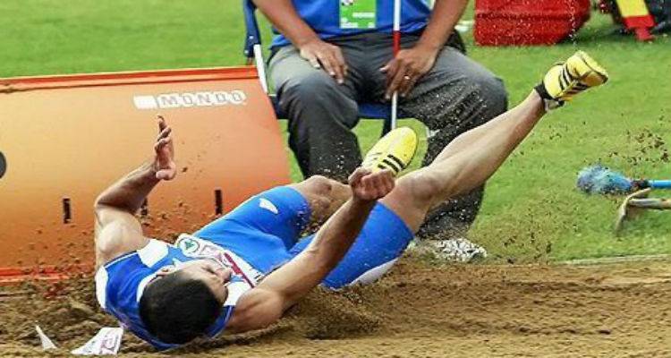 &Omicron; &Mu;&iota;&chi;ά&lambda;&eta;&sigmaf; &Mu;&epsilon;&rho;&tau;&zeta;&alpha;&nu;ί&delta;&eta;&sigmaf; "&alpha;&nu;έ&beta;&alpha;&sigma;&epsilon;" &tau;&eta; &Lambda;ή&mu;&nu;&omicron; &sigma;&tau;&omicron; 2&omicron; &sigma;&kappa;&alpha;&lambda;ί &tau;&omicron;&upsilon; &beta;ά&theta;&rho;&omicron;&upsilon; (video)