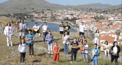&Eta; &Omicron;&rho;&chi;ή&sigma;&tau;&rho;&alpha; &Nu;έ&omega;&nu;, &Pi;&omicron;&iota;&kappa;ί&lambda;&eta;&sigmaf; &mu;&omicron;&upsilon;&sigma;&iota;&kappa;ή&sigmaf; &tau;&omicron;&upsilon; &Delta;ή&mu;&omicron;&upsilon; &Lambda;ή&mu;&nu;&omicron;&upsilon; &sigma;&tau;έ&lambda;&nu;&epsilon;&iota; &tau;&omicron; &kappa;&alpha;&lambda;ύ&tau;&epsilon;&rho;&omicron; &mu;ή&nu;&upsilon;&mu;&alpha; &alpha;&iota;&sigma;&iota;&omicron;&delta;&omicron;&xi;ί&alpha;&sigmaf; &gamma;&iota;&alpha; &tau;&eta; &zeta;&omega;ή &pi;&omicron;&upsilon; &epsilon;&pi;&iota;&sigma;&tau;&rho;έ&phi;&epsilon;&iota; | &laquo;&Pi;&iota;ά&sigma;&epsilon; &tau;&eta; &zeta;&omega;ή &alpha;&pi;' &tau;&omicron; &chi;έ&rho;&iota;&raquo;