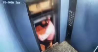 &Beta;ί&nu;&tau;&epsilon;&omicron;-&sigma;&omicron;&kappa;: Ά&nu;&delta;&rho;&alpha;&sigmaf; &pi;&alpha;&rho;&alpha;&lambda;ί&gamma;&omicron; &nu;&alpha; &sigma;&kappa;&omicron;&tau;&omega;&theta;&epsilon;ί &beta;&gamma;&alpha;ί&nu;&omicron;&nu;&tau;&alpha;&sigmaf; &alpha;&pi;ό &alpha;&sigma;&alpha;&nu;&sigma;έ&rho; -&laquo;&Epsilon;&kappa;&tau;&omicron;&xi;&epsilon;ύ&theta;&eta;&kappa;&epsilon;&raquo; &omicron; &theta;ά&lambda;&alpha;&mu;&omicron;&sigmaf; &pi;&rho;&omicron;&sigmaf; &tau;&alpha; &pi;ά&nu;&omega;