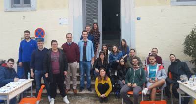 &Pi;&alpha;&rho;ά&delta;&epsilon;&iota;&gamma;&mu;&alpha; &epsilon;&lambda;&pi;ί&delta;&alpha;&sigmaf; &omicron;&iota; &phi;&omicron;&iota;&tau;&eta;&tau;έ&sigmaf; &tau;&eta;&sigmaf; &Lambda;ή&mu;&nu;&omicron;&upsilon; &sigma;&tau;&eta; &mu;ά&chi;&eta; &kappa;&alpha;&tau;ά &tau;&omicron;&upsilon; &kappa;&alpha;&rho;&kappa;ί&nu;&omicron;&upsilon; | &Sigma;&upsilon;&gamma;&chi;&alpha;&rho;&eta;&tau;ή&rho;&iota;&alpha; &Theta;. &Lambda;&omicron;ύ&kappa;&alpha;