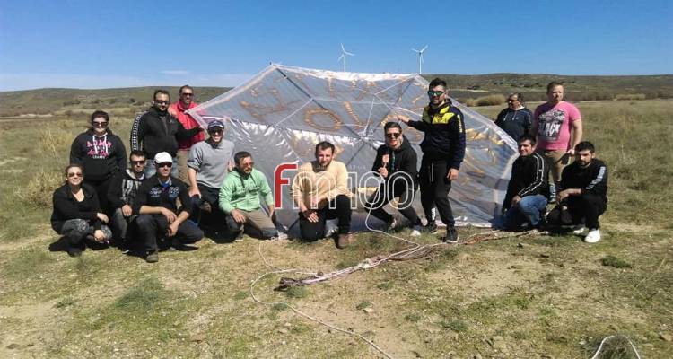 &Lambda;ή&mu;&nu;&omicron;&sigmaf;: &Pi;έ&tau;&alpha;&xi;&alpha;&nu; &chi;&alpha;&rho;&tau;&alpha;&epsilon;&tau;ό 5 &mu;έ&tau;&rho;&omega;&nu;! (photos &amp; video)