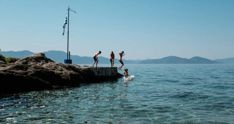 &Kappa;&alpha;&lambda;&omicron;&kappa;&alpha;ί&rho;&iota; &alpha;&pi;ό... &Alpha;&pi;&rho;ί&lambda;&iota;&omicron;: &Theta;&alpha; &sigma;&kappa;&alpha;&rho;&phi;&alpha;&lambda;ώ&sigma;&epsilon;&iota; &sigma;&tau;&omicron;&upsilon;&sigmaf; 30&deg;C &tau;&omicron; &theta;&epsilon;&rho;&mu;ό&mu;&epsilon;&tau;&rho;&omicron; -&Omicron;&iota; 8 &pi;&epsilon;&rho;&iota;&omicron;&chi;έ&sigmaf;