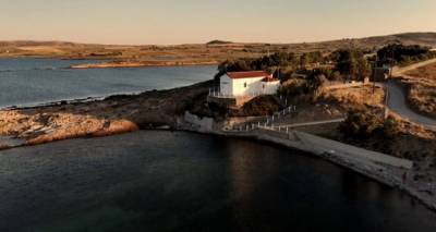 &Epsilon;&lambda;ά&tau;&epsilon; &nu;&alpha; &pi;&epsilon;&tau;ά&xi;&omicron;&upsilon;&mu;&epsilon; &pi;ά&nu;&omega; &alpha;&pi;ό &tau;&omicron;&nu; Ά&gamma;&iota;&omicron; &Epsilon;&rho;&mu;ό&lambda;&alpha;&omicron;