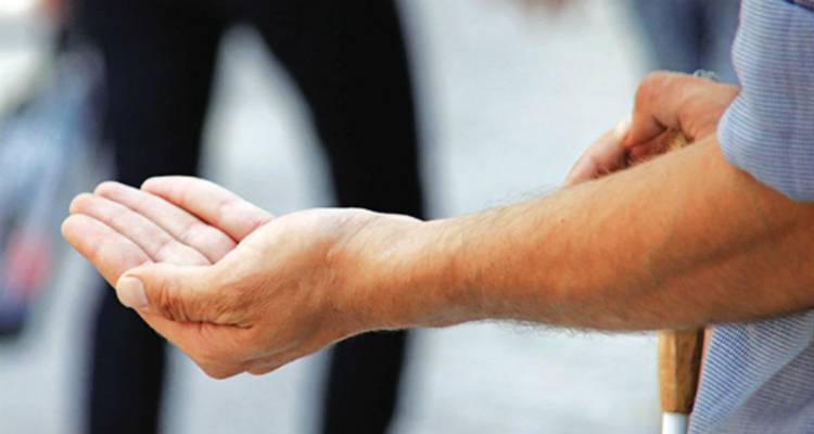 «Γέμισε» επαίτες η Μύρινα