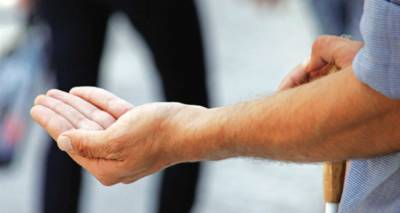 «Γέμισε» επαίτες η Μύρινα