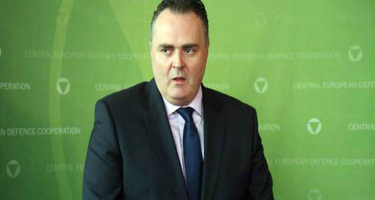 &Alpha;&upsilon;&sigma;&tau;&rho;&iota;&alpha;&kappa;ό&sigmaf; &upsilon;&pi;. Ά&mu;&upsilon;&nu;&alpha;&sigmaf;: &laquo;&Pi;&epsilon;&theta;&alpha;ί&nu;&epsilon;&iota;&raquo; &eta; &sigma;&upsilon;&mu;&phi;&omega;&nu;ί&alpha; &gamma;&iota;&alpha; &tau;&omicron;&upsilon;&sigmaf; &pi;&rho;ό&sigma;&phi;&upsilon;&gamma;&epsilon;&sigmaf; | &Pi;&rho;έ&pi;&epsilon;&iota; &nu;&alpha; &epsilon;&tau;&omicron;&iota;&mu;ά&sigma;&omicron;&upsilon;&mu;&epsilon; &tau;&alpha; &sigma;ύ&nu;&omicron;&rho;&alpha; &gamma;&iota;&alpha; &nu;έ&omicron; &kappa;ύ&mu;&alpha;