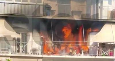 Φωτιά στο σπίτι του Πέτρου Φιλιππίδη | Εικόνα από τις φλόγες στο μπαλκόνι, άρπαξε η τέντα