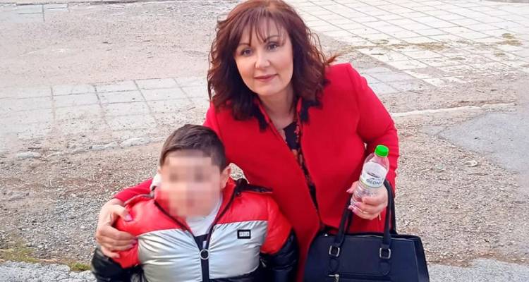 &Gamma;&upsilon;&nu;&alpha;&iota;&kappa;&omicron;&kappa;&tau;&omicron;&nu;ί&alpha; &sigma;&tau;&eta; &Chi;&alpha;&lambda;&kappa;&iota;&delta;&iota;&kappa;ή: &Tau;&omicron; &pi;&alpha;&iota;&delta;ί &pi;&epsilon;&rho;&iota;&phi;&epsilon;&rho;ό&tau;&alpha;&nu; &gamma;&iota;&alpha; ώ&rho;&epsilon;&sigmaf; &alpha;&nu;ά&mu;&epsilon;&sigma;&alpha; &sigma;&tau;&iota;&sigmaf; &sigma;&omicron;&rho;&omicron;ύ&sigmaf; &tau;&omega;&nu; &gamma;&omicron;&nu;&iota;ώ&nu; &tau;&omicron;&upsilon;