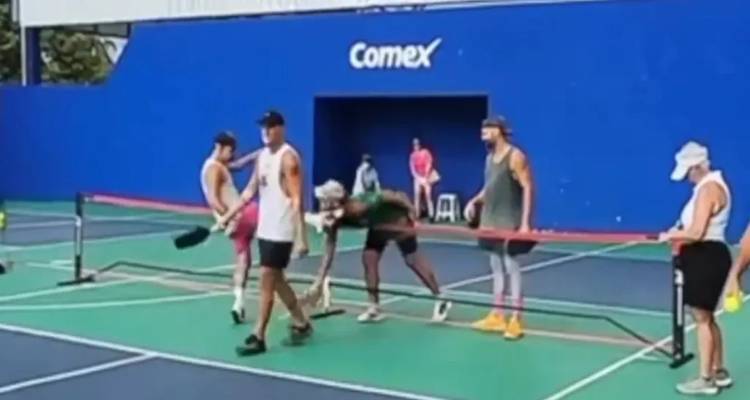 Βίντεο σοκ: Παίκτης του pickleball κλώτσησε στο πρόσωπο αντίπαλο