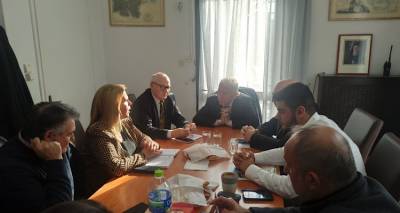 &Tau;&eta;&nu; &pi;&rho;ώ&tau;&eta; &sigma;&upsilon;&nu;ά&nu;&tau;&eta;&sigma;&eta; &epsilon;&rho;&gamma;&alpha;&sigma;ί&alpha;&sigmaf; &epsilon;ί&chi;&epsilon; &eta; &Delta;ή&mu;&alpha;&rho;&chi;&omicron;&sigmaf; &Lambda;ή&mu;&nu;&omicron;&upsilon; &Epsilon;&lambda;&epsilon;&omicron;&nu;ώ&rho;&alpha; &Gamma;&epsilon;ώ&rho;&gamma;&alpha; &mu;&epsilon; &tau;&omicron;&nu; &Pi;&epsilon;&rho;&iota;&phi;&epsilon;&rho;&epsilon;&iota;ά&rho;&chi;&eta; &Beta;. &Alpha;&iota;&gamma;&alpha;ί&omicron;&upsilon;