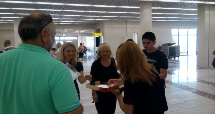 Στη Λήμνο οι πρώτοι τουρίστες από Σερβία | Γλυκό καλωσόρισμα από την ΑΜΚΕ (photos)