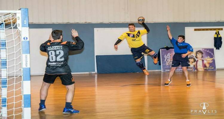 &Alpha;&nu;&tau;&iota;&mu;έ&tau;&omega;&pi;&eta; &mu;&epsilon; &tau;&omicron;&nu; &Pi;&alpha;&pi;ά&delta;&omicron; &Gamma;έ&rho;&alpha;&sigmaf; &eta; &Alpha;&Epsilon; &Lambda;ή&mu;&nu;&omicron;&upsilon; &sigma;&tau;&omicron; &laquo;&Nu;ί&kappa;&omicron;&sigmaf; &Sigma;&alpha;&mu;&alpha;&rho;ά&sigmaf;&raquo;