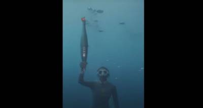 Ολυμπιακοί Αγώνες: Εντυπωσιακά πλάνα από τη δάδα στον βυθό της Μεσογείου