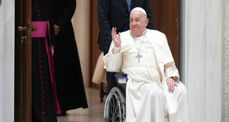 Politico: Tι θα συμβεί αν πεθάνει ο Πάπας Φραγκίσκος -Το αυστηρό τελετουργικό και η διαδοχή με τον λευκό καπνό