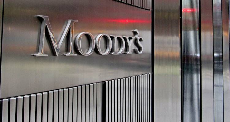 Moody's: &Alpha;&nu;&alpha;&beta;ά&theta;&mu;&iota;&sigma;&epsilon; &sigma;&tau;&omicron; Ba1 &tau;&eta;&nu; &Epsilon;&lambda;&lambda;ά&delta;&alpha; - Έ&nu;&alpha; &laquo;&beta;ή&mu;&alpha;&raquo; &alpha;&pi;ό &tau;&eta;&nu; &epsilon;&pi;&epsilon;&nu;&delta;&upsilon;&tau;&iota;&kappa;ή &beta;&alpha;&theta;&mu;ί&delta;&alpha;