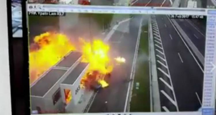 &Mu;έ&sigma;&alpha; &sigma;' έ&nu;&alpha; &chi;&rho;ό&nu;&omicron;, 1.600 &nu;&epsilon;&kappa;&rho;&omicron;ί &kappa;&alpha;&iota; 20.000 &tau;&rho;&alpha;&upsilon;&mu;&alpha;&tau;ί&epsilon;&sigmaf; &sigma;&epsilon; &tau;&rho;&omicron;&chi;&alpha;ί&alpha;. &Phi;&tau;&alpha;ί&nu;&epsilon; &mu;ό&nu;&omicron; &omicron;&iota; "&kappa;&alpha;&lambda;&omicron;&mu;&alpha;&theta;&eta;&mu;έ&nu;&omicron;&iota; &mu;&epsilon; &tau;&iota;&sigmaf; &Pi;ό&rho;&sigma;&epsilon;";