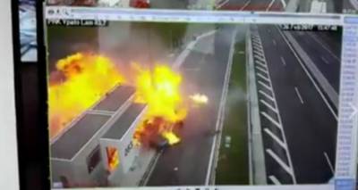 &Mu;έ&sigma;&alpha; &sigma;' έ&nu;&alpha; &chi;&rho;ό&nu;&omicron;, 1.600 &nu;&epsilon;&kappa;&rho;&omicron;ί &kappa;&alpha;&iota; 20.000 &tau;&rho;&alpha;&upsilon;&mu;&alpha;&tau;ί&epsilon;&sigmaf; &sigma;&epsilon; &tau;&rho;&omicron;&chi;&alpha;ί&alpha;. &Phi;&tau;&alpha;ί&nu;&epsilon; &mu;ό&nu;&omicron; &omicron;&iota; "&kappa;&alpha;&lambda;&omicron;&mu;&alpha;&theta;&eta;&mu;έ&nu;&omicron;&iota; &mu;&epsilon; &tau;&iota;&sigmaf; &Pi;ό&rho;&sigma;&epsilon;";