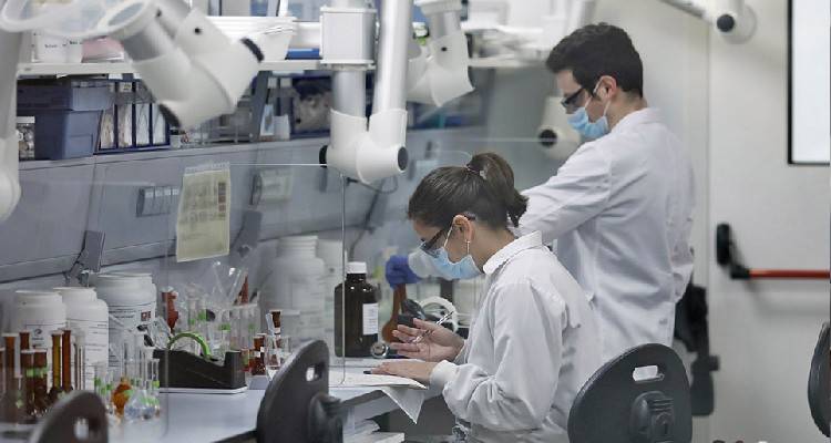 &Tau;&rho;ί&alpha; &pi;&epsilon;&rho;&iota;&sigma;&tau;&alpha;&tau;&iota;&kappa;ά &epsilon;&upsilon;&lambda;&omicron;&gamma;&iota;ά&sigmaf; &tau;&omega;&nu; &pi;&iota;&theta;ή&kappa;&omega;&nu; &sigma;&tau;&eta;&nu; &Epsilon;&lambda;&lambda;ά&delta;&alpha;