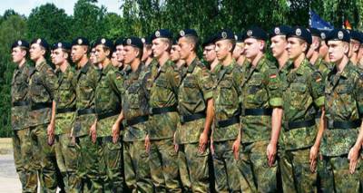 Deutsche Welle: &Epsilon;&lambda;&lambda;&eta;&nu;&epsilon;&sigmaf; &omicron;&pi;&lambda;ί&tau;&epsilon;&sigmaf; &sigma;&tau;&omicron;&nu; &gamma;&epsilon;&rho;&mu;&alpha;&nu;&iota;&kappa;ό &sigma;&tau;&rho;&alpha;&tau;ό;