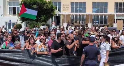 Στην Κύπρο κατέπλευσε το κρουαζιερόπλοιο με τους Ισραηλινούς τουρίστες μετά το μπλόκο στη Σύρο