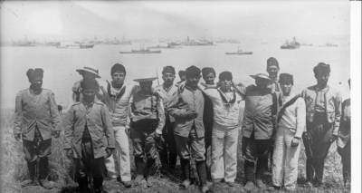 Έ&lambda;&lambda;&eta;&nu;&epsilon;&sigmaf; &kappa;&alpha;&iota; &sigma;&tau;&rho;&alpha;&tau;&iota;ώ&tau;&epsilon;&sigmaf; &tau;&omega;&nu; &sigma;&upsilon;&mu;&mu;&alpha;&chi;&iota;&kappa;ώ&nu; &delta;&upsilon;&nu;ά&mu;&epsilon;&omega;&nu; &sigma;&tau;&omicron; &Mu;&omicron;ύ&delta;&rho;&omicron; &kappa;&alpha;&tau;ά &tau;&eta; &delta;&iota;ά&rho;&kappa;&epsilon;&iota;&alpha; &tau;&eta;&sigmaf; &Epsilon;&kappa;&sigma;&tau;&rho;&alpha;&tau;&epsilon;ί&alpha;&sigmaf; &sigma;&tau;&alpha; &Delta;&alpha;&rho;&delta;&alpha;&nu;έ&lambda;&lambda;&iota;&alpha;. &Phi;ώ&tau;&omicron;: [c1915-16]&rdquo;, Press Photograph, French National Library