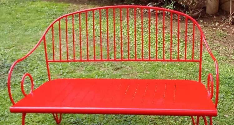 Κόκκινο παγκάκι: Μια πρωτοβουλία ενάντια στη βία κατά των γυναικών που εγκαινιάστηκε στην ιταλική πρεσβεία