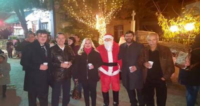 Το Θάνος φωταγώγησε το ψηλότερο φυσικό δέντρο της Λήμνου (photos)