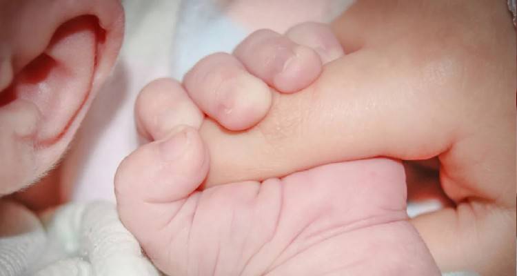 Βόλος: Δήλωσε τη γέννηση του εγγονού του 11 μέρες αργότερα για να πάρει το επίδομα των 2.000 ευρώ!