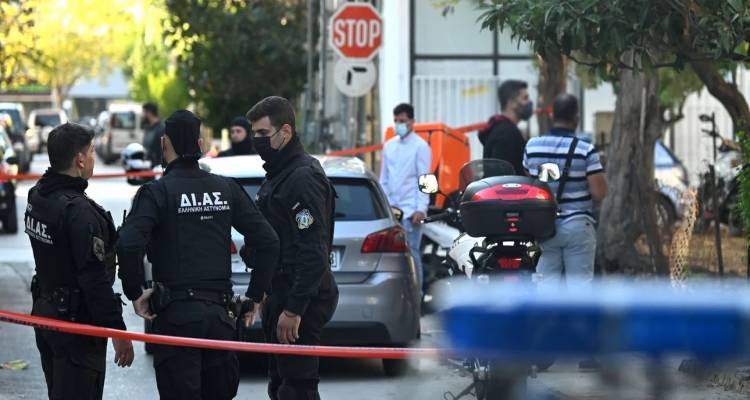 &Beta;&omicron;ύ&lambda;&alpha;: &Beta;&rho;έ&theta;&eta;&kappa;&epsilon; &nu;&epsilon;&kappa;&rho;ό&sigmaf; 63&chi;&rho;&omicron;&nu;&omicron;&sigmaf; &epsilon;&phi;&omicron;&pi;&lambda;&iota;&sigma;&tau;ή&sigmaf; &mu;έ&sigma;&alpha; &sigma;&tau;&omicron; &sigma;&pi;ί&tau;&iota; &tau;&omicron;&upsilon;