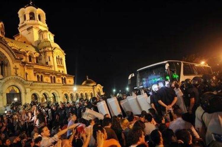 &Beta;&omicron;&upsilon;&lambda;&gamma;&alpha;&rho;ί&alpha;: &Beta;&omicron;&upsilon;&lambda;&epsilon;&upsilon;&tau;έ&sigmaf; &kappa;&alpha;&iota; &upsilon;&pi;&omicron;&upsilon;&rho;&gamma;&omicron;ί &pi;&omicron;&lambda;&iota;&omicron;&rho;&kappa;ή&theta;&eta;&kappa;&alpha;&nu; &sigma;&tau;&omicron; &Kappa;&omicron;&iota;&nu;&omicron;&beta;&omicron;ύ&lambda;&iota;&omicron; &alpha;&pi;ό &delta;&iota;&alpha;&delta;&eta;&lambda;&omega;&tau;έ&sigmaf;