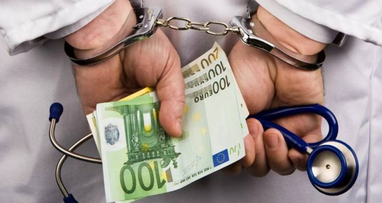 Λάρισα: Πώς έπιασαν τον γνωστό καθηγητή καρδιοχειρουργό για «φακελάκι» 2.500 ευρώ | Η καταγγελία και το «ντου» της ΕΛΑΣ