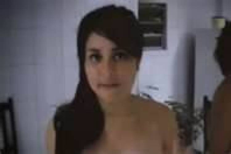 Δημοπρατεί την παρθενιά της για να σώσει τη μητέρα της