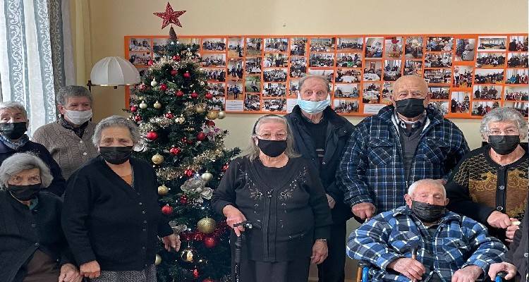 &Sigma;&tau;&omicron; &Kappa;&Eta;&Phi;&Eta; &omicron; &phi;&alpha;&rho;&mu;&alpha;&kappa;&omicron;&pi;&omicron;&iota;ό&sigmaf; &tau;&omicron;&upsilon; &Kappa;&omicron;&iota;&nu;&omega;&nu;&iota;&kappa;&omicron;ύ &Phi;&alpha;&rho;&mu;&alpha;&kappa;&epsilon;ί&omicron;&upsilon; &tau;&omicron;&upsilon; &Delta;ή&mu;&omicron;&upsilon; &Lambda;ή&mu;&nu;&omicron;&upsilon;