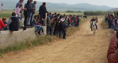 Λήμνος: Έτρεξαν και φέτος τα άλογα προς τιμήν του Αγίου Γεωργίου (photos)