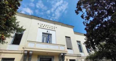 &Beta;ό&lambda;&omicron;&sigmaf;: 25&chi;&rho;&omicron;&nu;&omicron;&sigmaf; &chi;&tau;ύ&pi;&eta;&sigma;&epsilon; &tau;&eta; &mu;&eta;&tau;έ&rho;&alpha; &tau;&omicron;&upsilon; &mu;&epsilon; &tau;&omicron; &alpha;&upsilon;&tau;&omicron;&kappa;ί&nu;&eta;&tau;&omicron; &kappa;&alpha;&iota; &epsilon;&kappa;&epsilon;ί&nu;&eta; &tau;&omicron;&upsilon; έ&kappa;&alpha;&nu;&epsilon; &mu;ή&nu;&upsilon;&sigma;&eta;