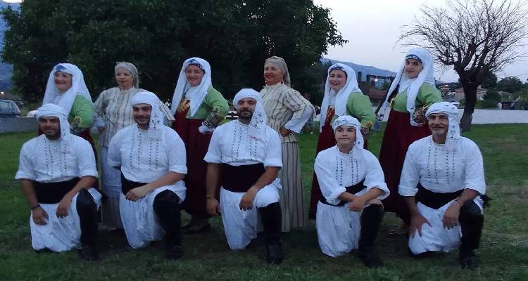 &Omicron; &Mu;&Epsilon;&Sigma; &Alpha;&gamma;ί&omicron;&upsilon; &Delta;&eta;&mu;&eta;&tau;&rho;ί&omicron;&upsilon; &epsilon;&kappa;&pi;&rho;&omicron;&sigma;&omega;&pi;&epsilon;ί &tau;&eta; &Lambda;ή&mu;&nu;&omicron; &sigma;&tau;&omicron; 8&omicron; &Phi;&epsilon;&sigma;&tau;&iota;&beta;ά&lambda; &Epsilon;&lambda;&lambda;&eta;&nu;&iota;&kappa;ώ&nu; &Sigma;&upsilon;&lambda;&lambda;ό&gamma;&omega;&nu; ''&Sigma;&epsilon;&rho;&gamma;&iota;ά&nu;&iota; &sigma;&tau;&eta;&nu; &Epsilon;&lambda;&lambda;ά&delta;&alpha;''