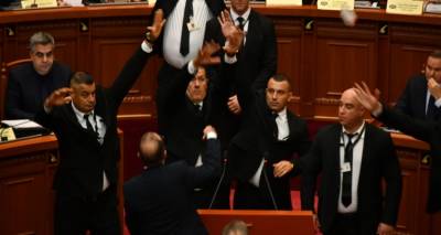 Αλβανία: Χαμός στο κοινοβούλιο για την... υπουργό ρομπότ του Ράμα -Έξαλλοι βουλευτές, πετούσαν το Σύνταγμα