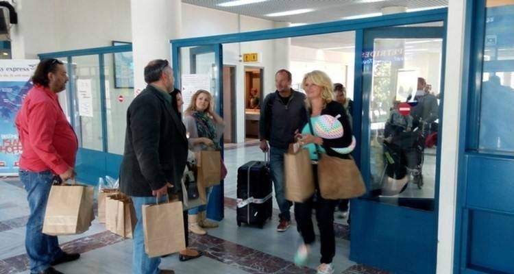 &Gamma;&upsilon;&rho;ί&zeta;&omicron;&upsilon;&nu; &tau;&eta;&nu; &pi;&lambda;ά&tau;&eta; &sigma;&tau;&eta; &Lambda;ή&mu;&nu;&omicron; &Omicron;&lambda;&lambda;&alpha;&nu;&delta;&omicron;ί &kappa;&alpha;&iota; &Tau;&sigma;έ&chi;&omicron;&iota;;