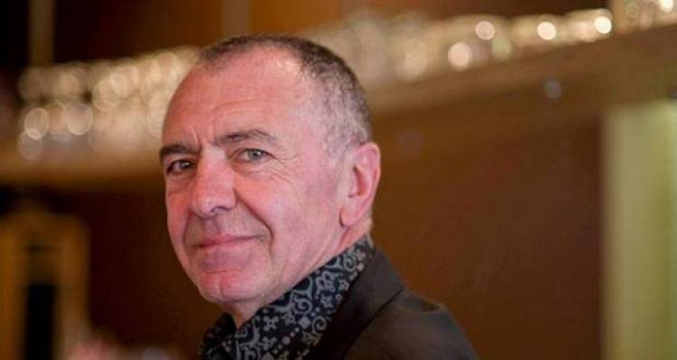 «Δεν πρέπει να ζούμε για να καταναλώνουμε. Ευτυχία σημαίνει ν’ αγαπάς»