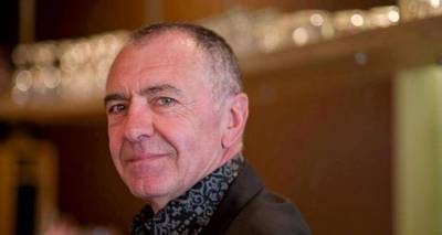 «Δεν πρέπει να ζούμε για να καταναλώνουμε. Ευτυχία σημαίνει ν’ αγαπάς»