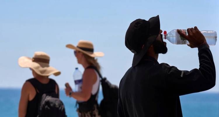 &Omicron;&iota; &delta;ύ&omicron; &phi;ά&sigma;&epsilon;&iota;&sigmaf; &tau;&omicron;&upsilon; &kappa;&alpha;&iota;&rho;&omicron;ύ &tau;&iota;&sigmaf; &epsilon;&pi;ό&mu;&epsilon;&nu;&epsilon;&sigmaf; &eta;&mu;έ&rho;&epsilon;&sigmaf; | &Kappa;&alpha;&upsilon;&tau;ό &delta;&iota;ή&mu;&epsilon;&rho;&omicron; &Kappa;&upsilon;&rho;&iota;&alpha;&kappa;ή-&Delta;&epsilon;&upsilon;&tau;έ&rho;&alpha;, &pi;&tau;ώ&sigma;&eta; &theta;&epsilon;&rho;&mu;&omicron;&kappa;&rho;&alpha;&sigma;ί&alpha;&sigmaf; &kappa;&alpha;&iota; &beta;&rho;&omicron;&chi;έ&sigmaf; &alpha;&pi;ό &Tau;&rho;ί&tau;&eta;