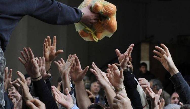 Reuters: Στην ουρά για δωρεάν τρόφιμα