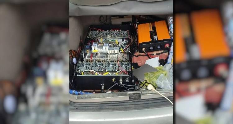 &Tau;&iota; &epsilon;ί&nu;&alpha;&iota; &eta; &mu;έ&theta;&omicron;&delta;&omicron;&sigmaf; &laquo;SMS blaster&raquo; -Έ&tau;&sigma;&iota; &omicron;&iota; &delta;ύ&omicron; &Kappa;&iota;&nu;έ&zeta;&omicron;&iota; ά&rho;&pi;&alpha;&zeta;&alpha;&nu; &tau;&rho;&alpha;&pi;&epsilon;&zeta;&iota;&kappa;ά &delta;&epsilon;&delta;&omicron;&mu;έ&nu;&alpha; &alpha;&pi;ό &kappa;&iota;&nu;&eta;&tau;ά &pi;&omicron;&lambda;&iota;&tau;ώ&nu; &sigma;&tau;&eta;&nu; &Alpha;&tau;&tau;&iota;&kappa;ή