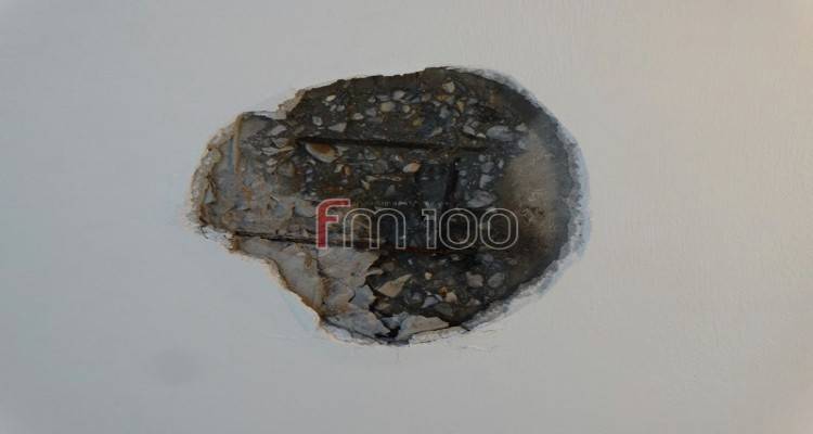 Λήμνος: Κεραυνός άνοιξε τρύπα στην οροφή σπιτιού και προκάλεσε φωτιά (photos)